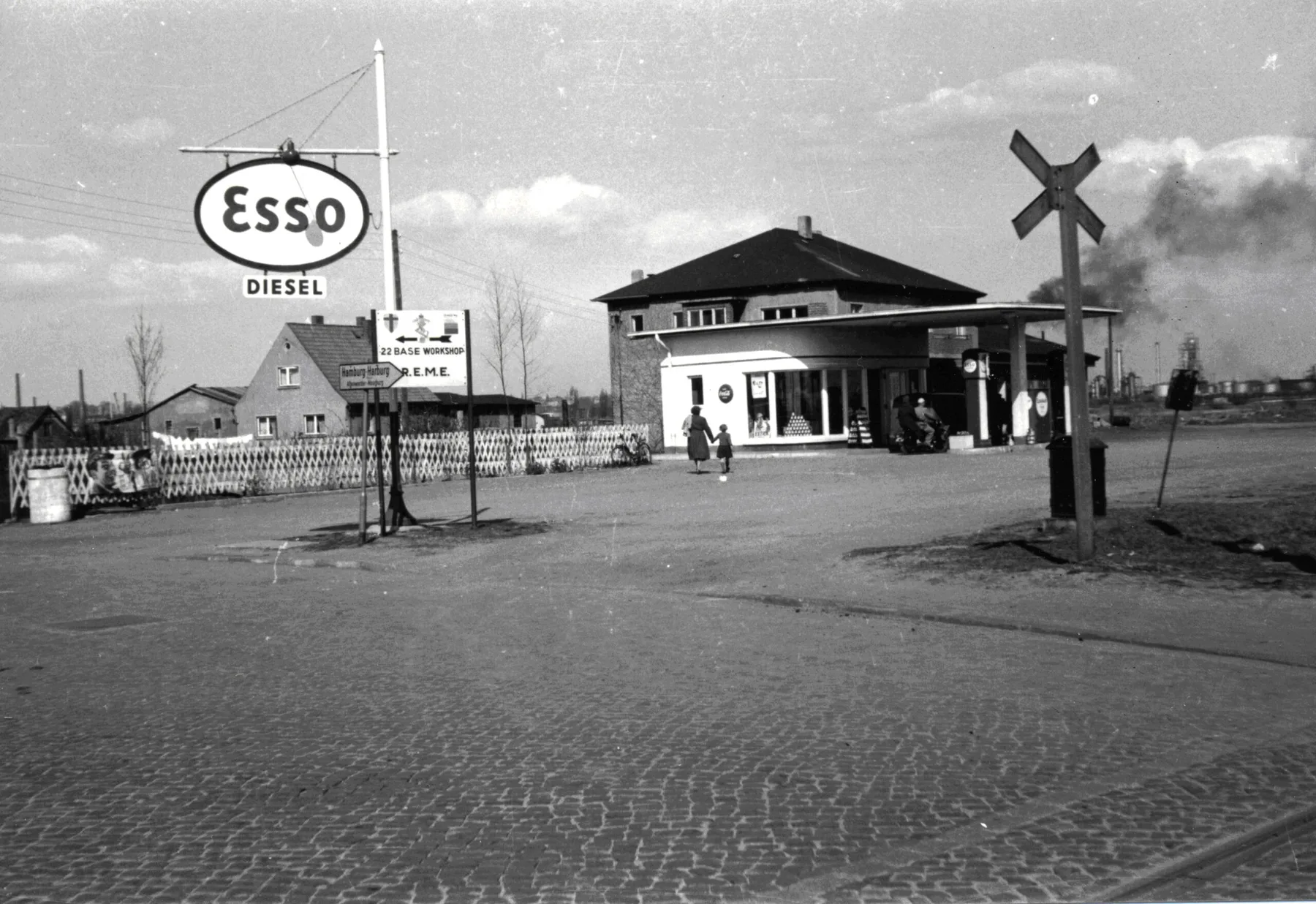 Historisches Foto der ESSO-Tankstelle am Auedeich