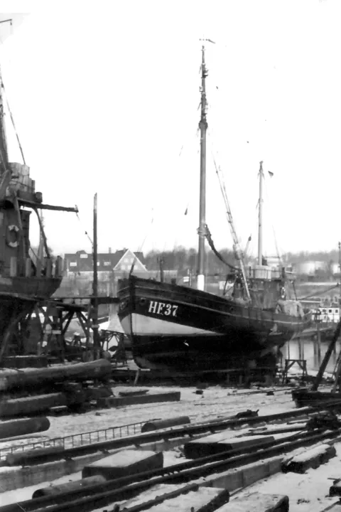 HF 37,   Kutter auf Slipp