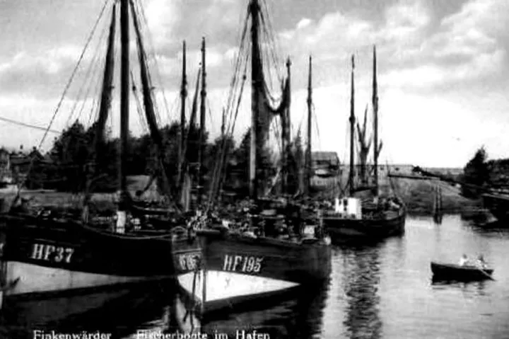 Finkenwerder Kutter HF 37 und HF 195  im Hafen