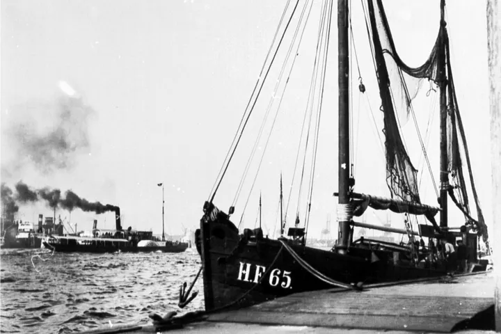 Fischkutter HF 65 und Raddampfer