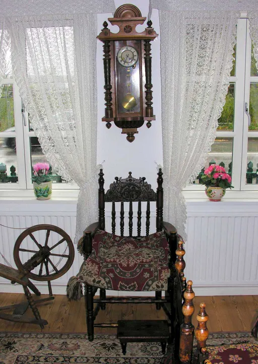 Die Döns mit Spinnrad, Uhr und Originalmöbeln