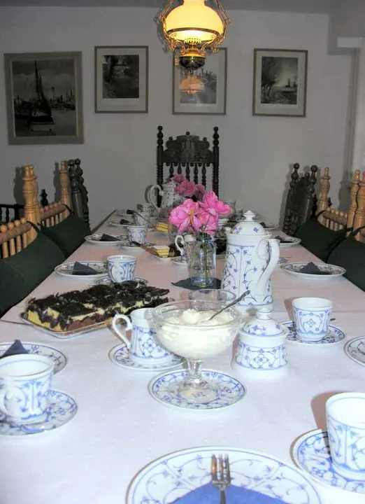 Kaffeetafel im Gastraum