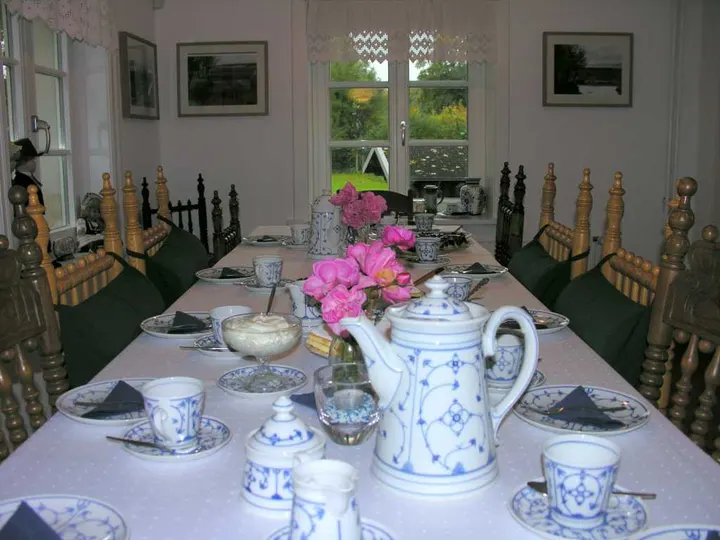 Gedeckte Kaffeetafel im Gastraum