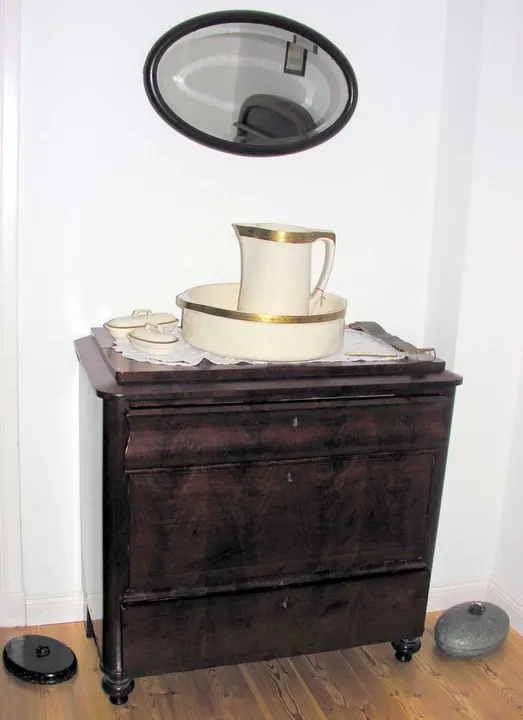 Waschtisch mit Krug in der Schlafkammer