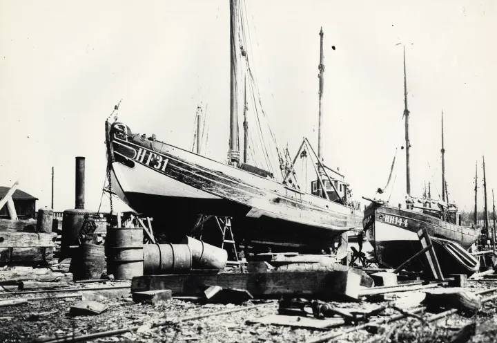 HF 31 Ewer u. HH 144 Kutter auf der Slipp