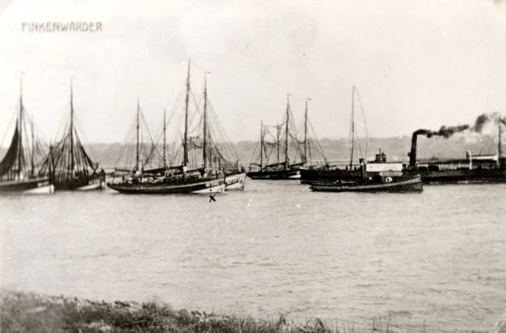 Kutter im Schlepp zum Fischmarkt