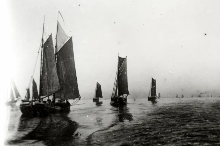 HF  Kutter und Strohewer=“Beesenfreter” a.d. Elbe vor Blankenese  d219