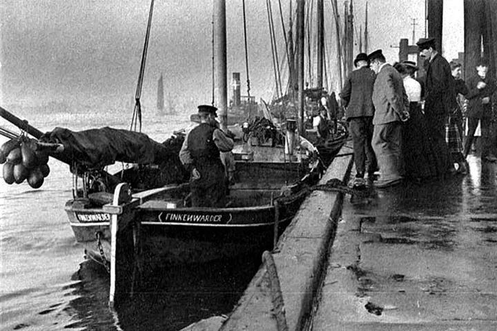 Kutter am Fischmarkt