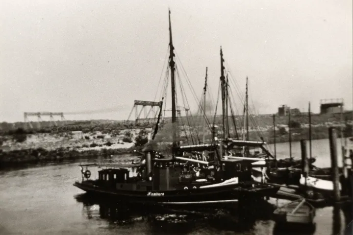 Nesskanal  m. Kuttern und Blick a. Gasometer u. Dt. Werft   d025